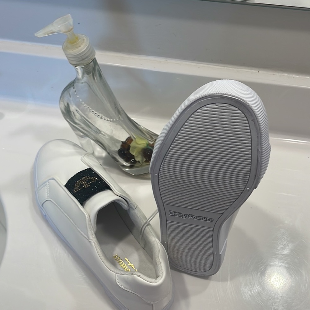 JUICY COUTURE (10M) WITH CROWN 👑 DESIGN ON FRONT AND BLACK STUDDS. VERY 🥰